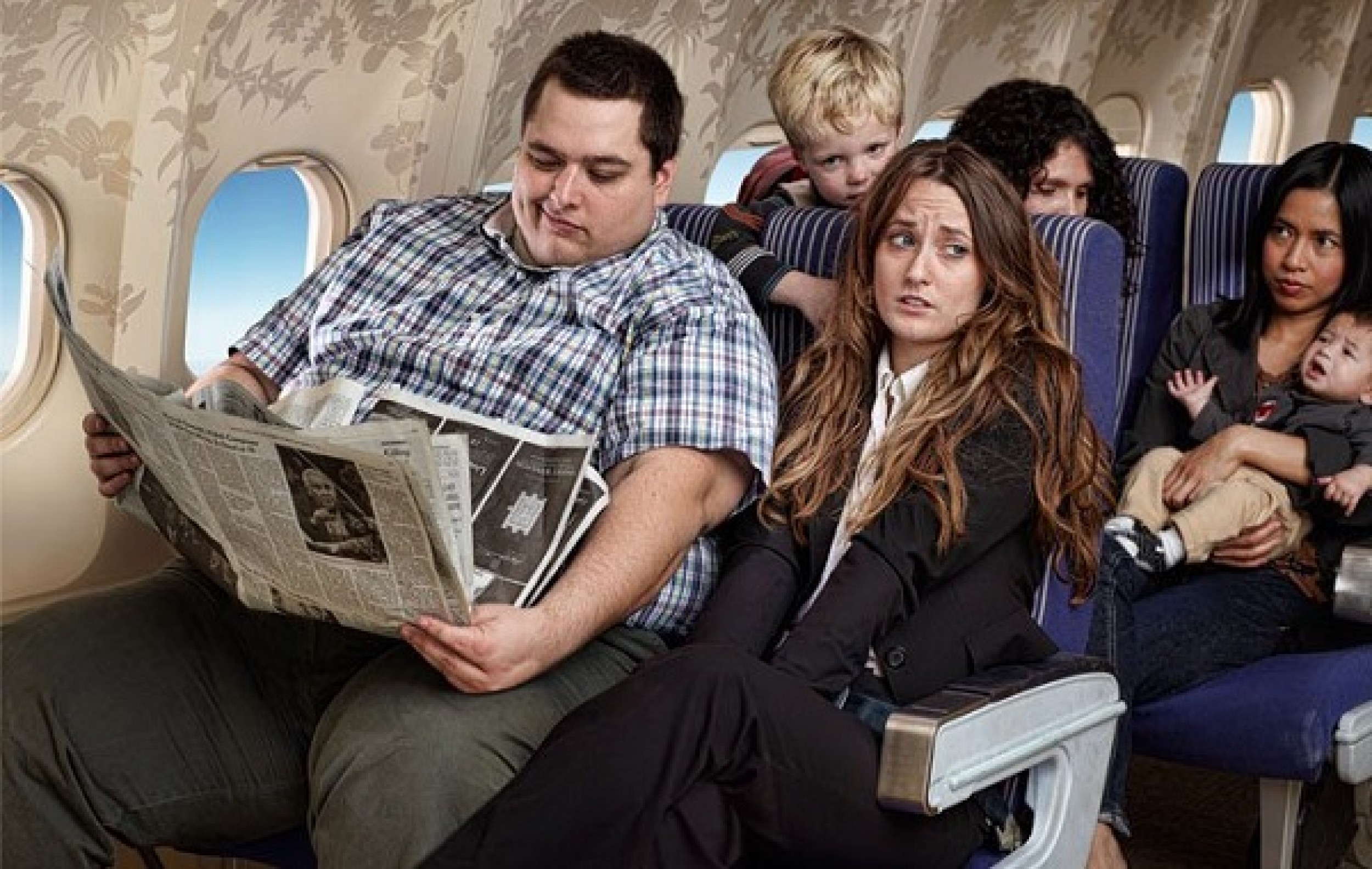 Люди сидят в самолете. Толстый пассажир в самолете. Жирные люди в самолете. Толстый человек в самолете. Люди в самолете.