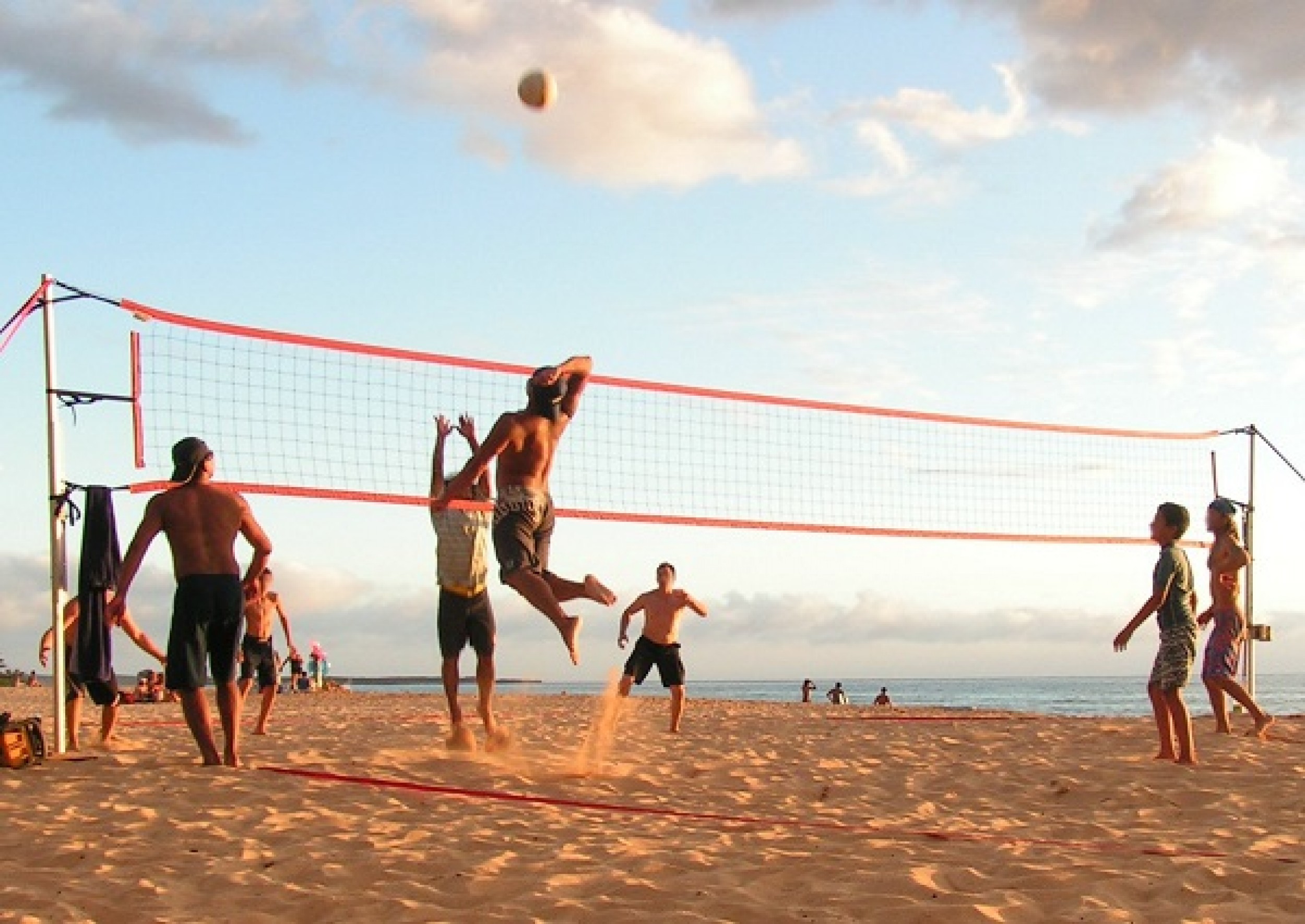 Отдых спорт и развлечение. Пляжный волейбол. Волейбол на пляже. Пляжный волейбол спорт.