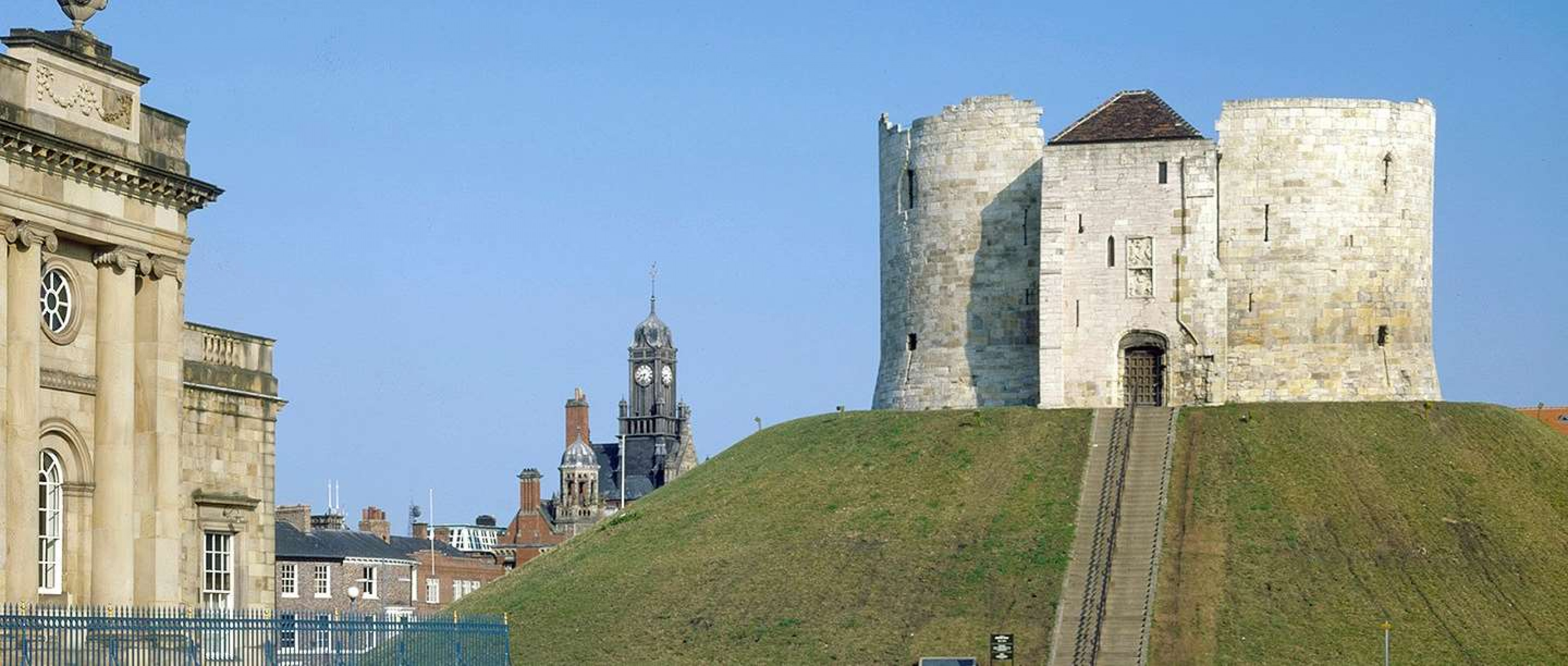 York castle. Башня Клиффорда Йорк. Крепость Клиффордс Йорк Англия. Clifford's Tower York Castle Ghost. Тауэр Кастл место казней.