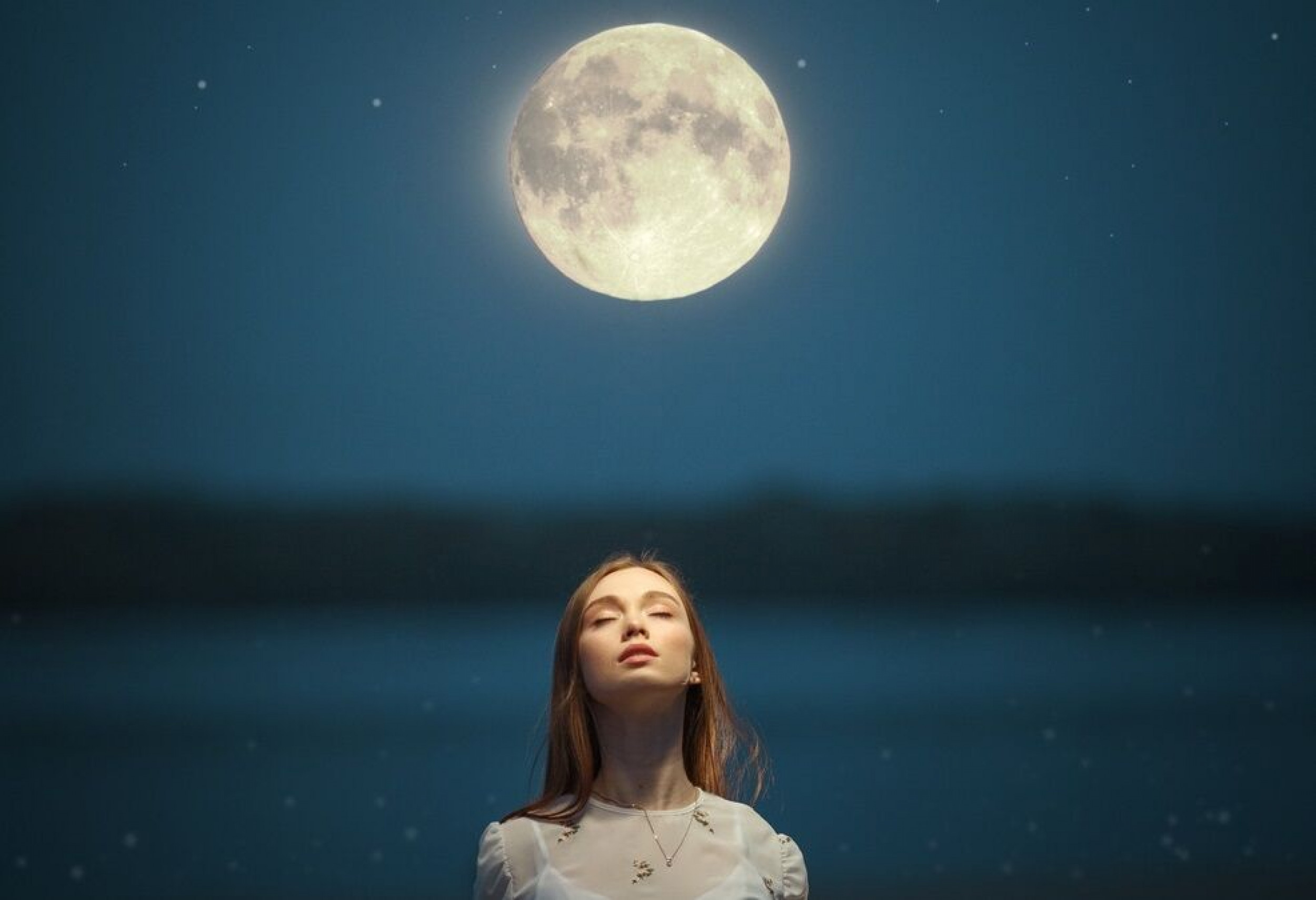 Увидели новую луну. Девушка-Луна. Полнолуние девушка. Полная Луна девушка. Девушка под луной.