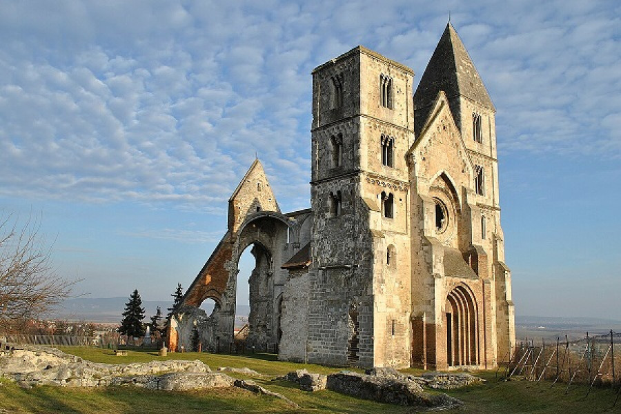 Fedezd fel a Zsámbéki romtemplomot az évszakban!