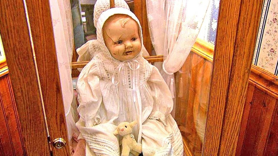 Múzeumban randalírozott a megszállt porcelánbaba