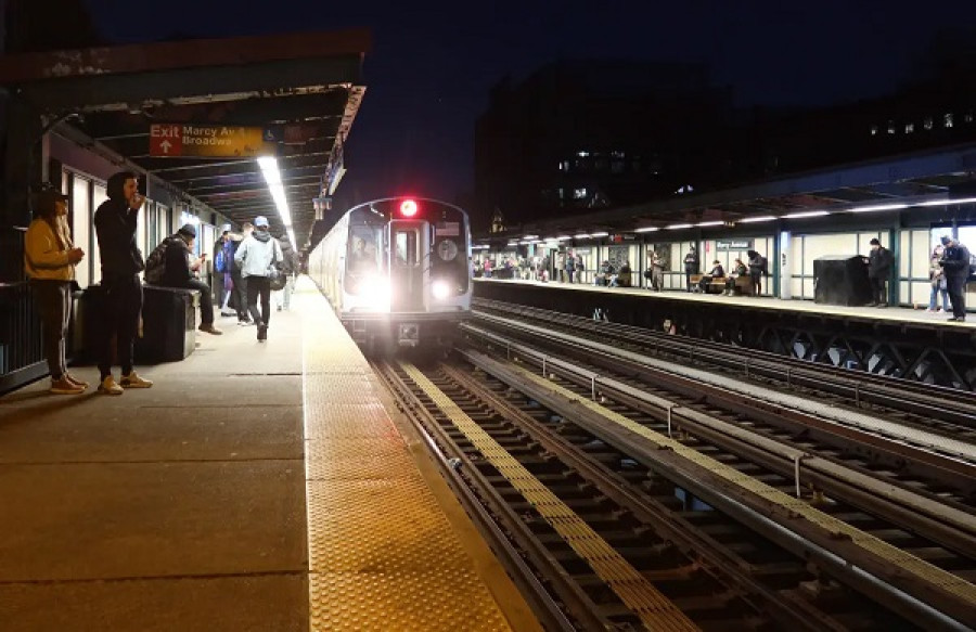„Metrószörfözés” közben vesztette életét két tinilány